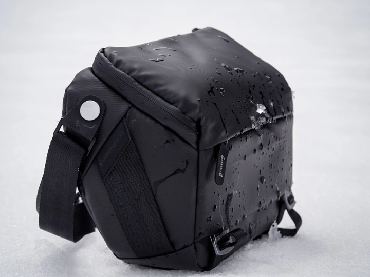 一个被雪覆盖的书包