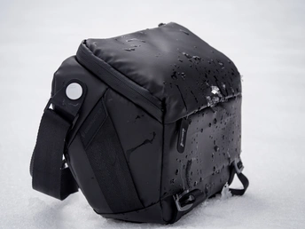 一个被雪覆盖的书包