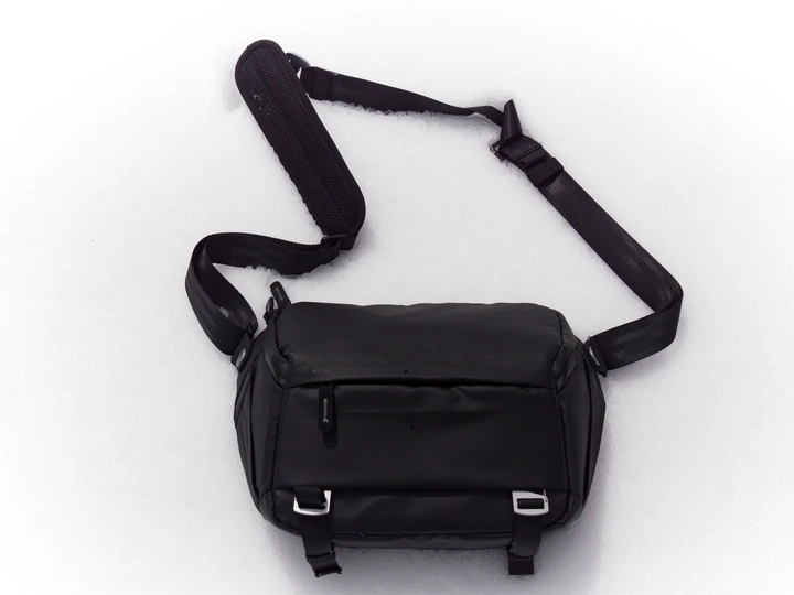 一个黑色信使包 配有黑色肩带
