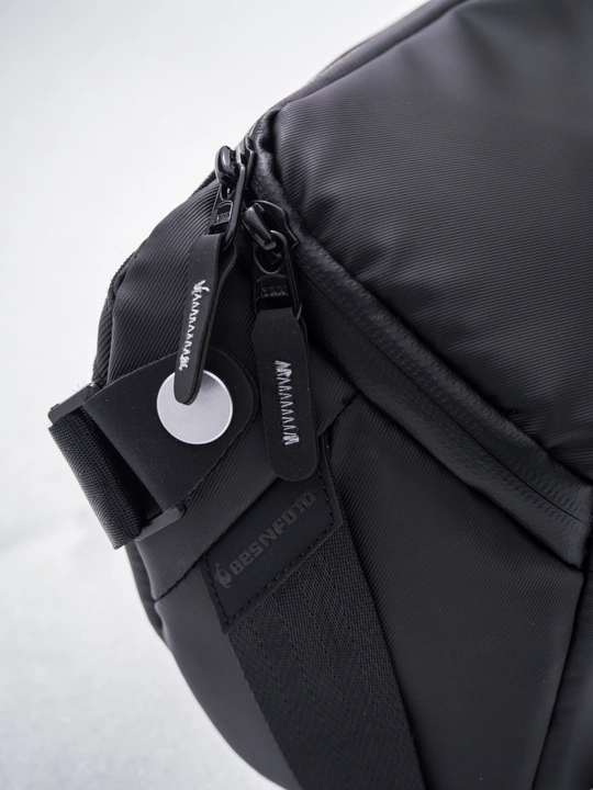 黑色背包上的皮带特写