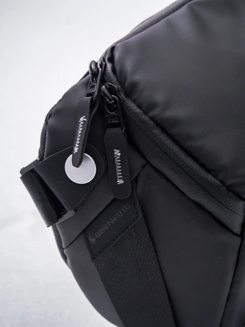 黑色背包上的皮带特写