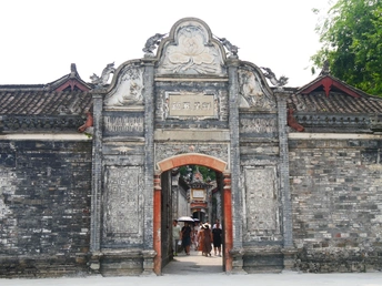 古老的建筑墙壁上的拱门