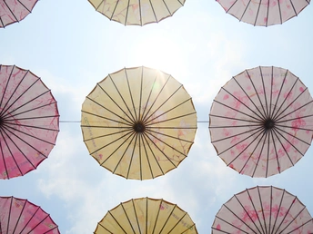 多彩的伞在蓝色的天空中挂着