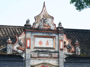 古老的建筑的墙壁和屋顶