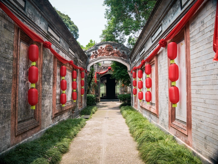 一座老房子里的一个巷道 挂着红灯笼 通往门口的走廊。