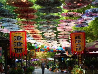 许多遮阳伞从天花板挂下 街道上