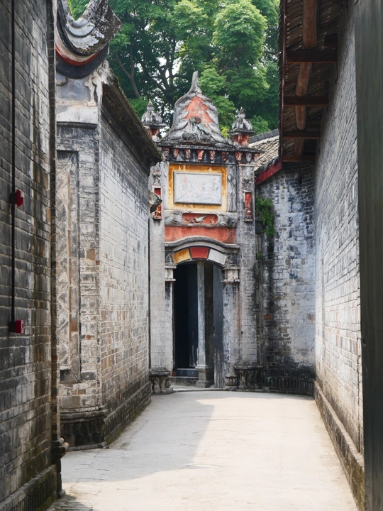 城市中老建筑之间的狭窄小巷