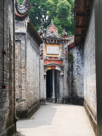 城市中老建筑之间的狭窄小巷