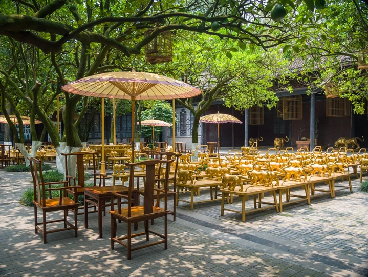 户外露台 有许多桌子、椅子 下有遮阳伞