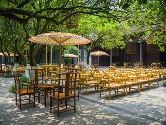 户外露台 有许多桌子、椅子 下有遮阳伞