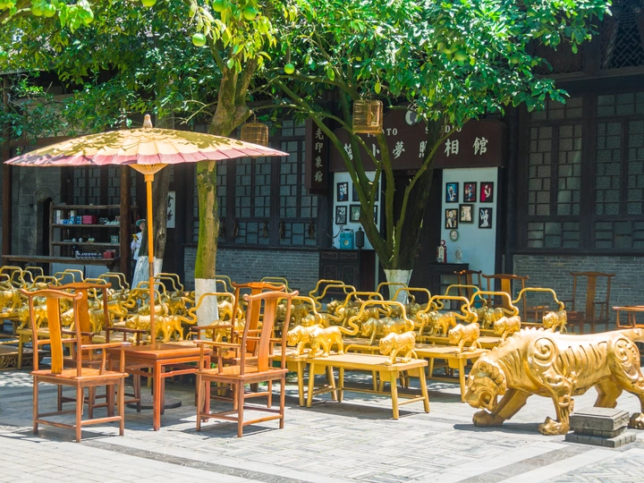 一尊狮子和金老虎坐在遮阳伞下