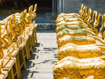 寺庙前面有一排金色的椅子