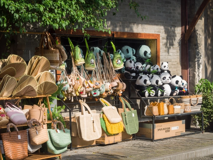 这家商店有很多展示的包。