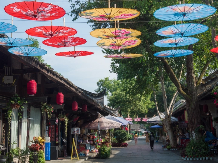 彩色雨伞在亚洲的一个国家的街道上悬挂。