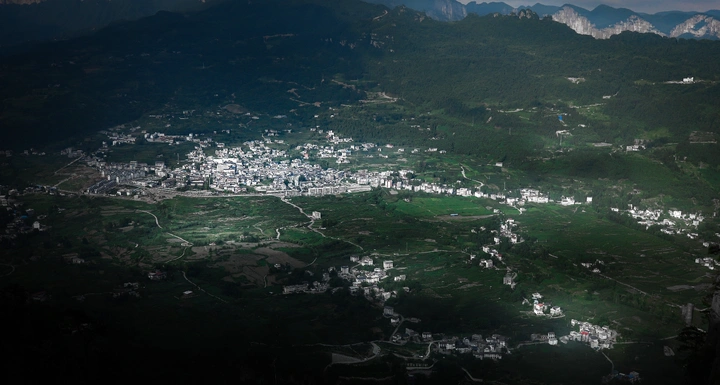 《山城》