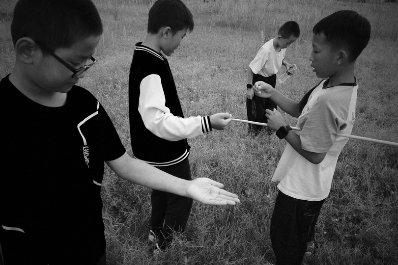 几个年轻男孩站在草地上