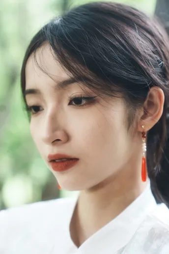 一位亚洲女性 短红发 身着白色和服