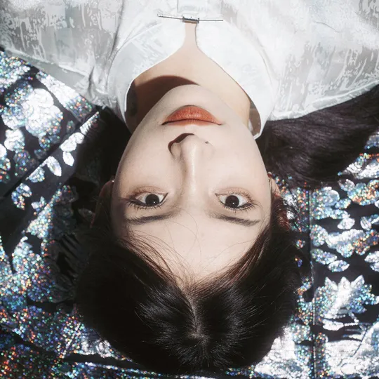 一位女性躺在地上 眼睛朝向她的脸