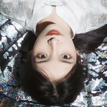 一位女性躺在地上 眼睛朝向她的脸