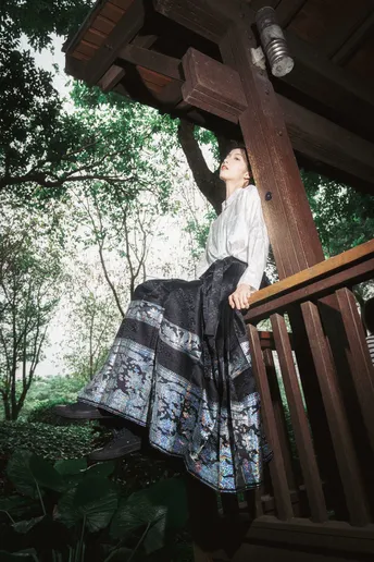 一位穿着和服的女士站在木门廊上