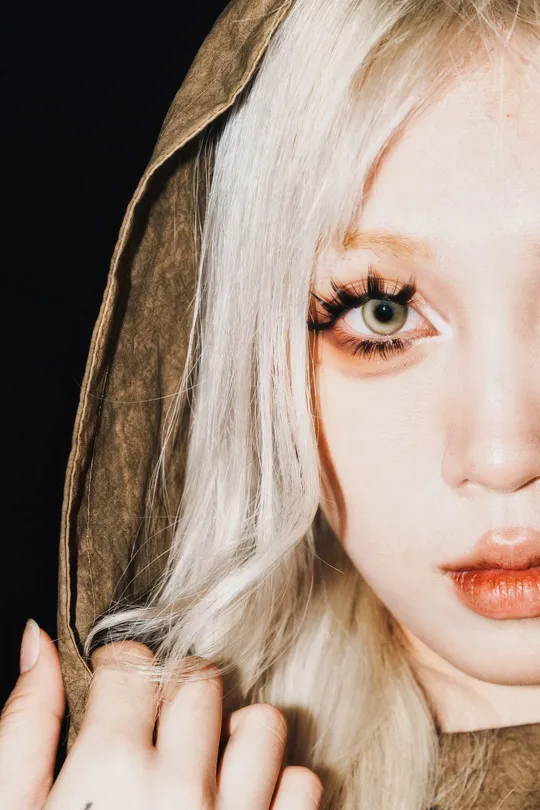 一位有白头发和脸上的穿孔的女性