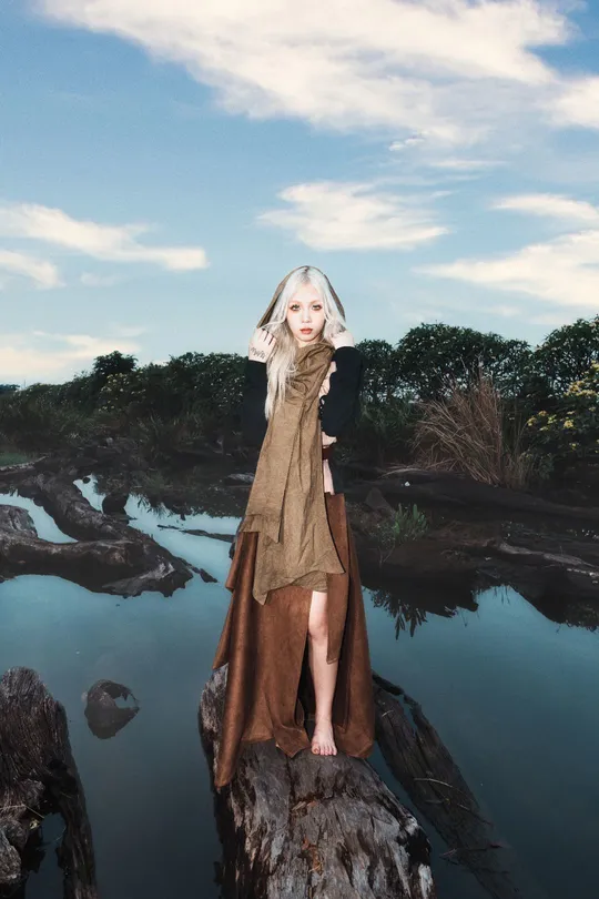 站在一棵大树上眺望河流的年轻女子