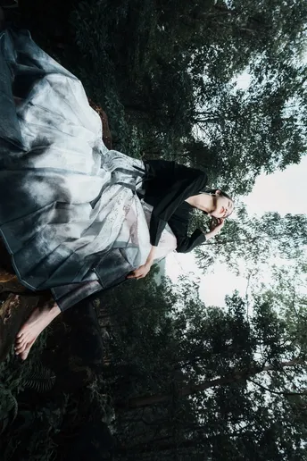 一位穿着连衣裙的女子在森林里