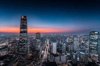 夜幕下的城市照片 天空中耸立着摩天大楼和其他建筑。