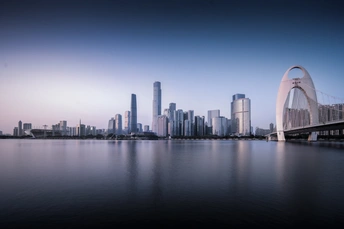 一座拥有跨水大桥和其他天际线摩天大楼的大型城市