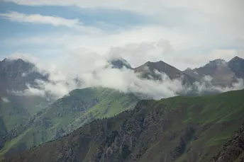 背景有山的一个绿色山谷