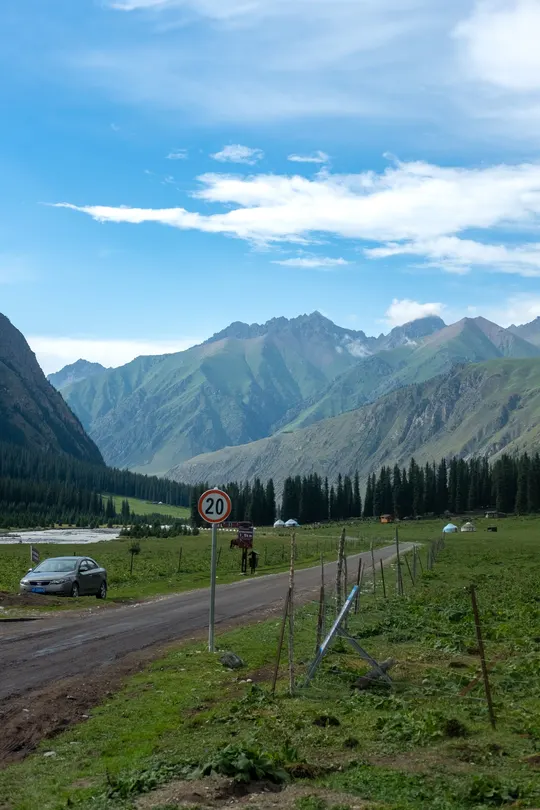 一条在山间泥路上行驶的车