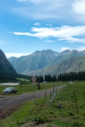 一条在山间泥路上行驶的车