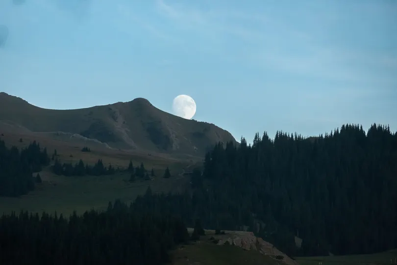 满月从山上升起