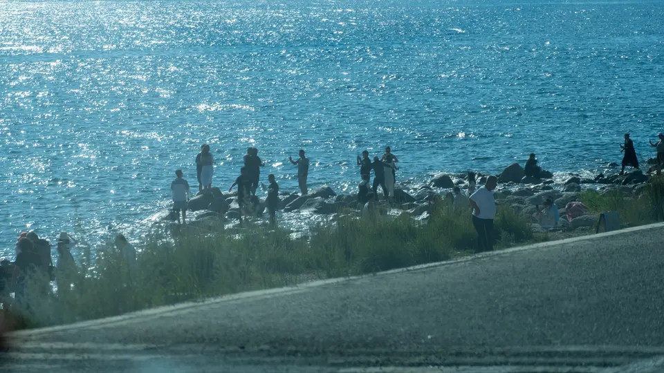 站在水边的一群人