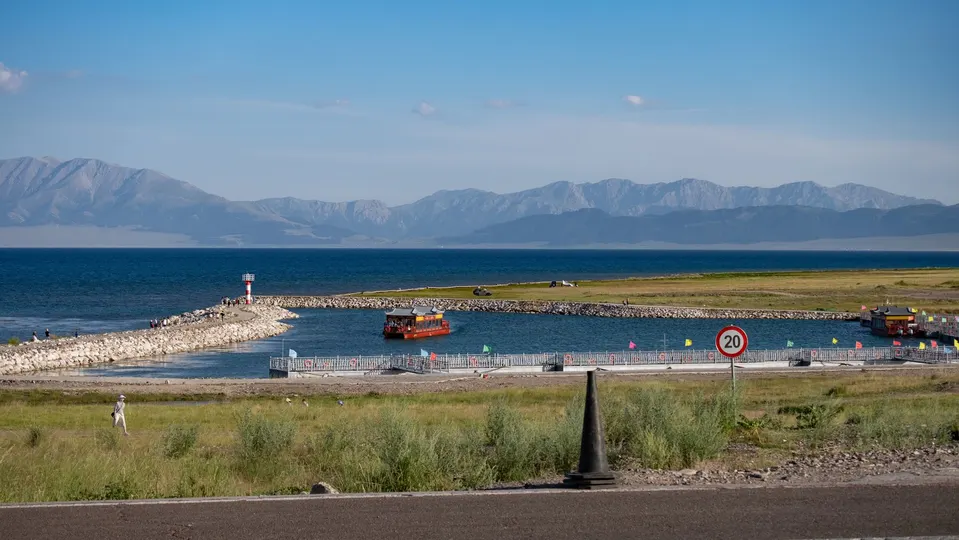 带有船只的水域和背景中的山脉