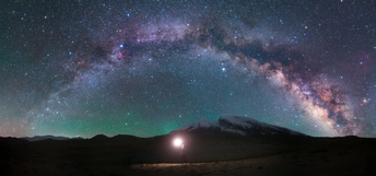 夜晚山上有星星 山被点亮了。