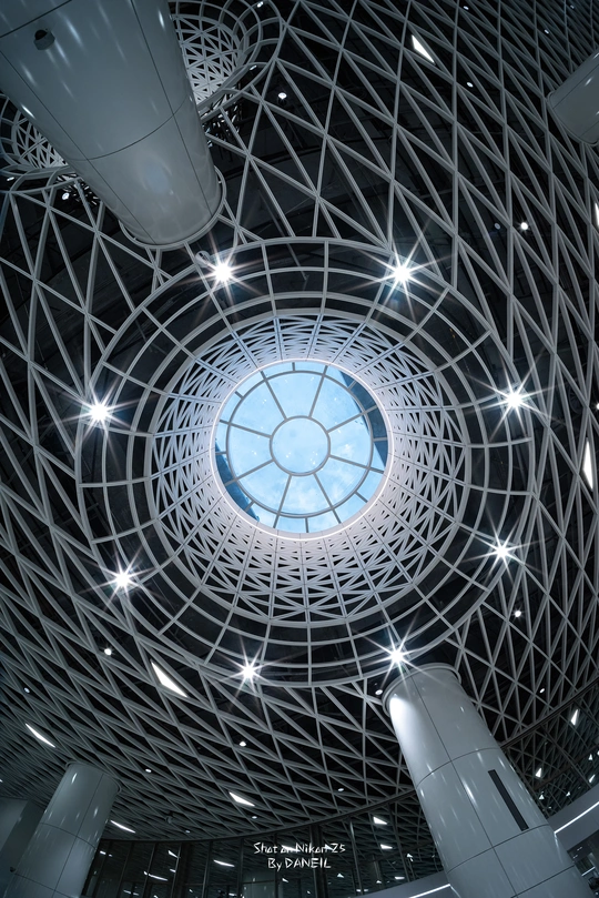 具有大穹顶天花板的建筑物内部