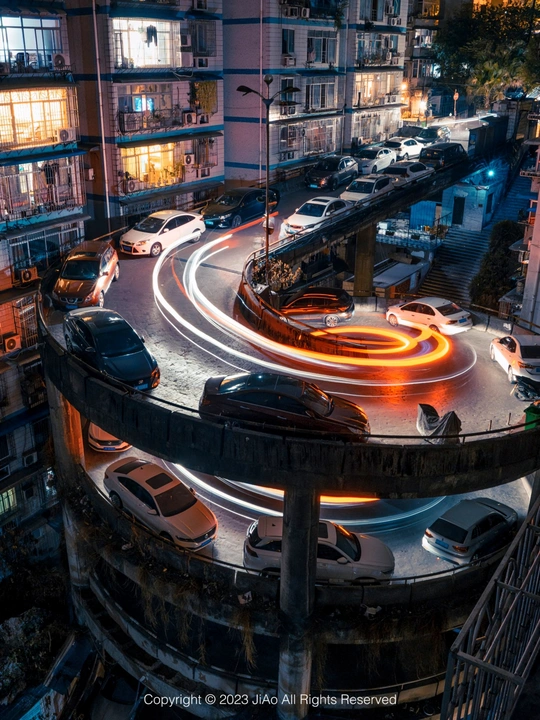 夜晚的城市街道 汽车和建筑的灯光