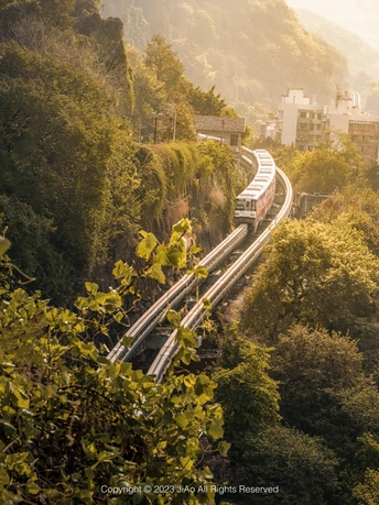一辆行驶在靠近城市的轨道上的火车