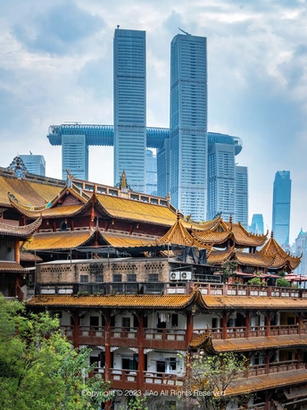 背景中有高楼大厦和摩天大楼的城市