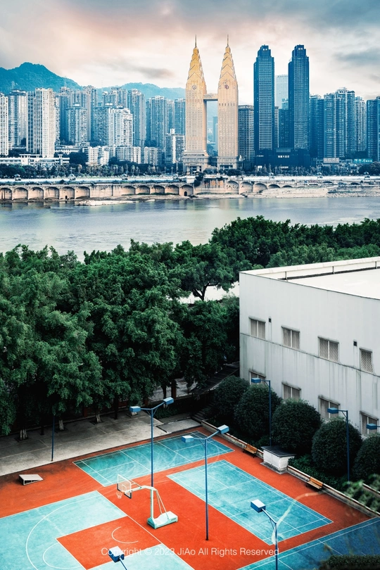 前景为一座大城市 背景为大城市的天际线和建筑