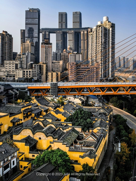 黄色建筑和前景中的桥的城市天际线