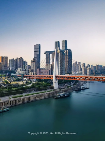 河面上横跨一座大型桥梁 前方有高楼大厦。