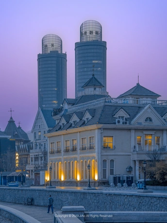 夕阳下的城市 沿河而建