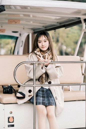 站在船上的年轻女子