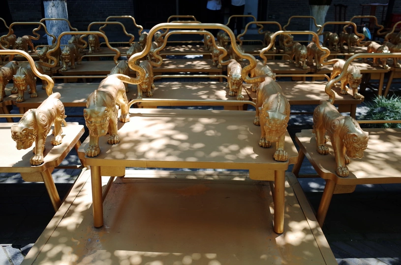 许多动物雕像放在木制桌子上。