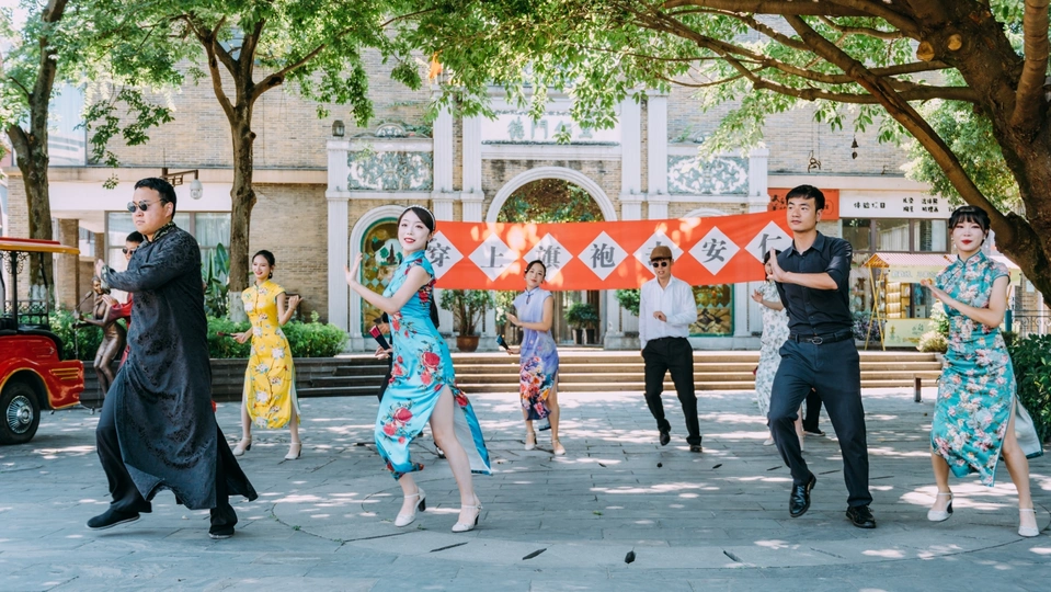 在墨西哥首都的街道上跳舞的人们