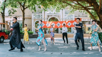 在墨西哥首都的街道上跳舞的人们