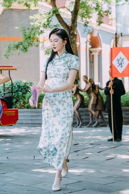 一位穿着传统服装的年轻女子走在街上