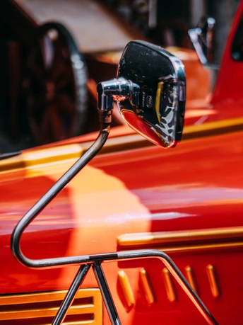 红色卡车上的镜子的特写